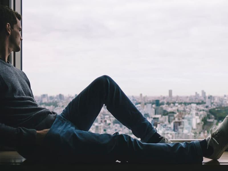 Mann sitzend angelehnt