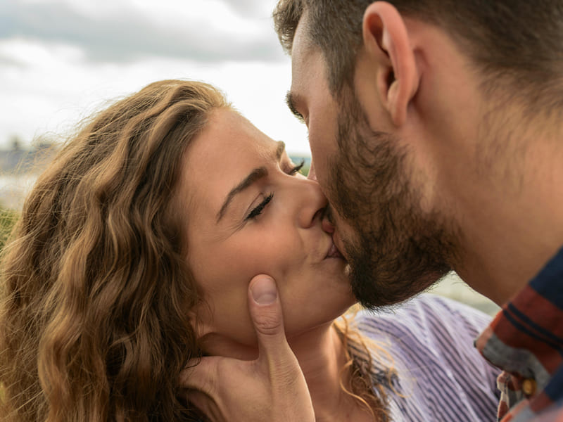 Paar küsst sich