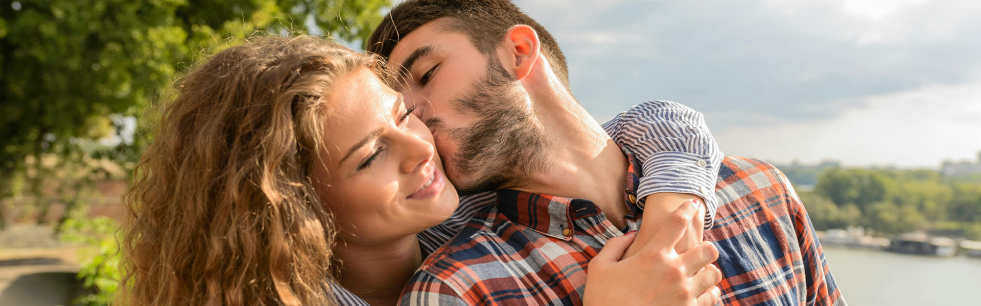 Paar Spaziergang Kuss