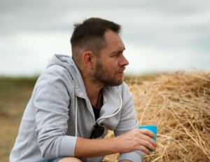 Mann sitzend angelehnt